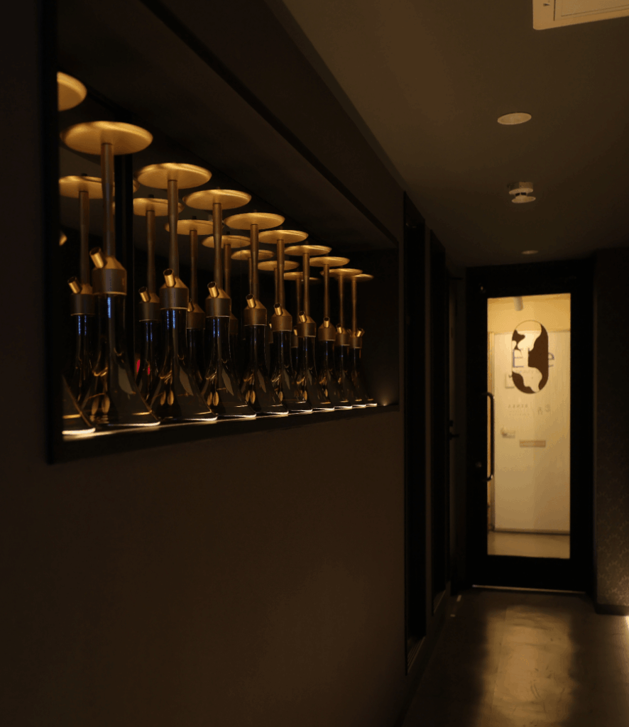 京都・四条河原町の隠れ家シーシャカフェ＆バー「恋香（RENKA）」の入口。幻想的でラグジュアリーな空間