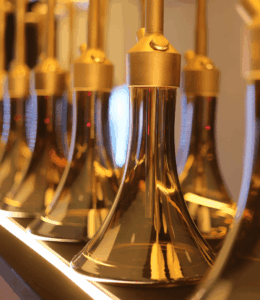 金色の装飾が施された、高級感あふれる美しいシーシャボトル